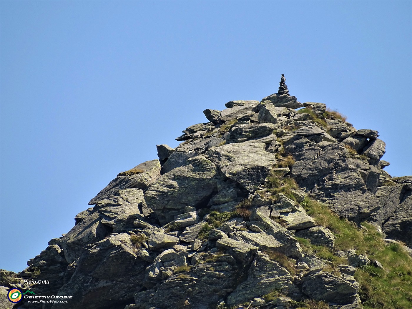 67 Maxi zoom sulla cima del Monte Tartano  (2292 m) salito tre volte.JPG
